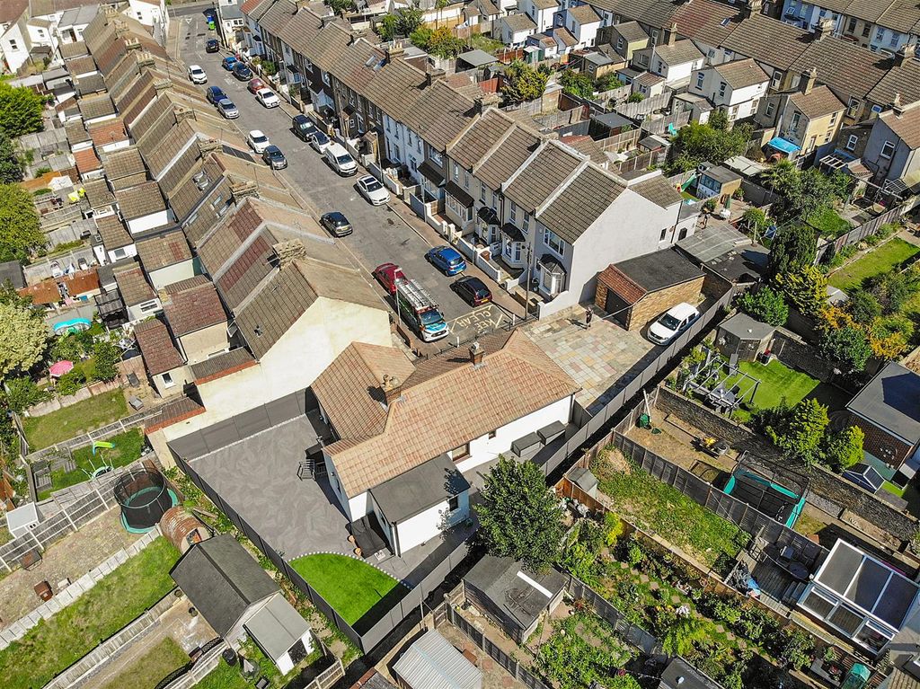 Property photo 2 of 28