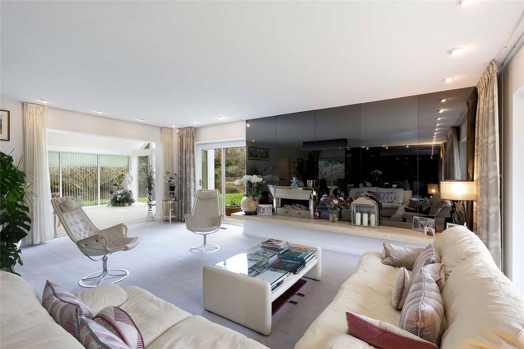 Property photo 2 of 17 Sitting Room