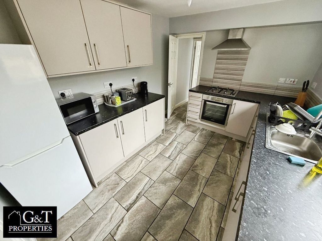 Property photo 3 of 12 Kitchen