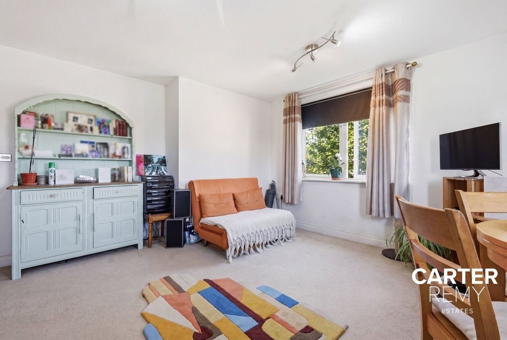 2 bed flat for saleHerschell Court, Basildon SS14 photo 5