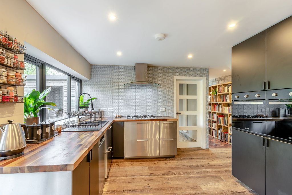 Property photo 2 of 39