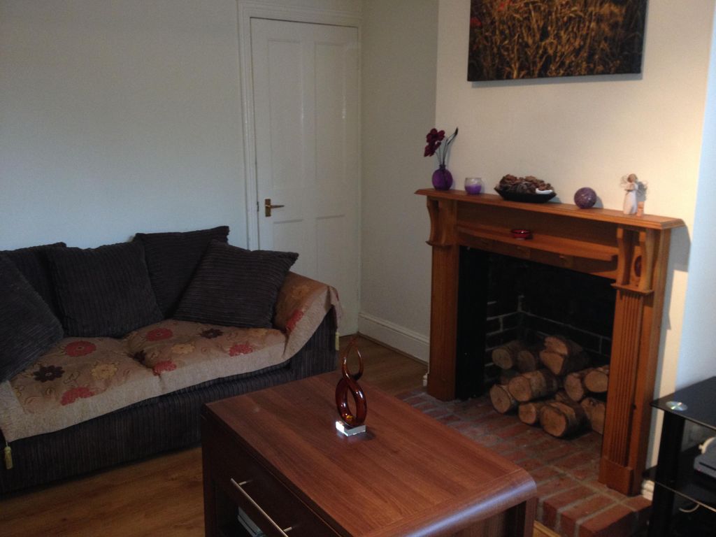 Property photo 1 of 8 Living Room