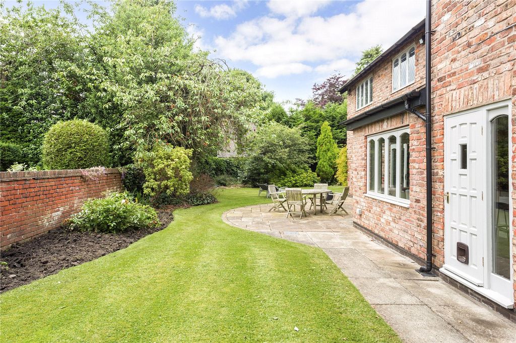 Property photo 3 of 17 Gardens