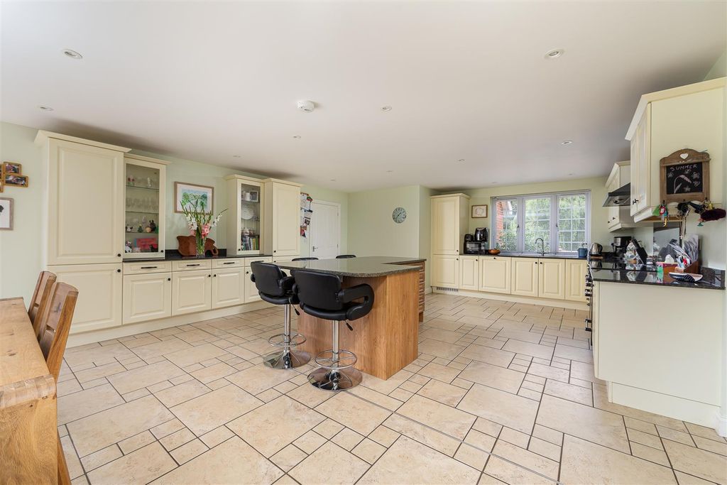 Property photo 3 of 14 Manor Farmhouse Popham So21 3Bj-26 (1).Jpg