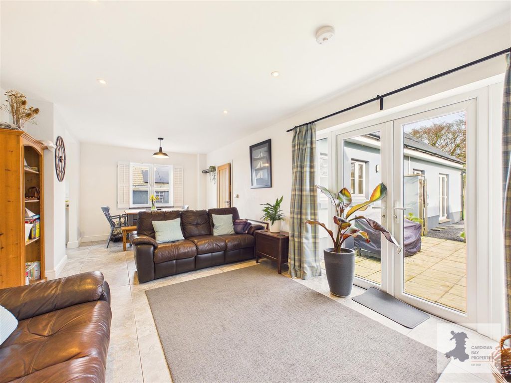 Property photo 2 of 39 Lounge Area