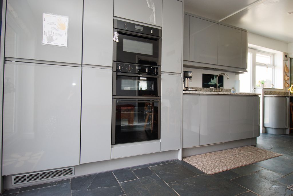 Property photo 3 of 32