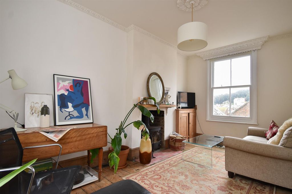 Property photo 2 of 22 Living Room