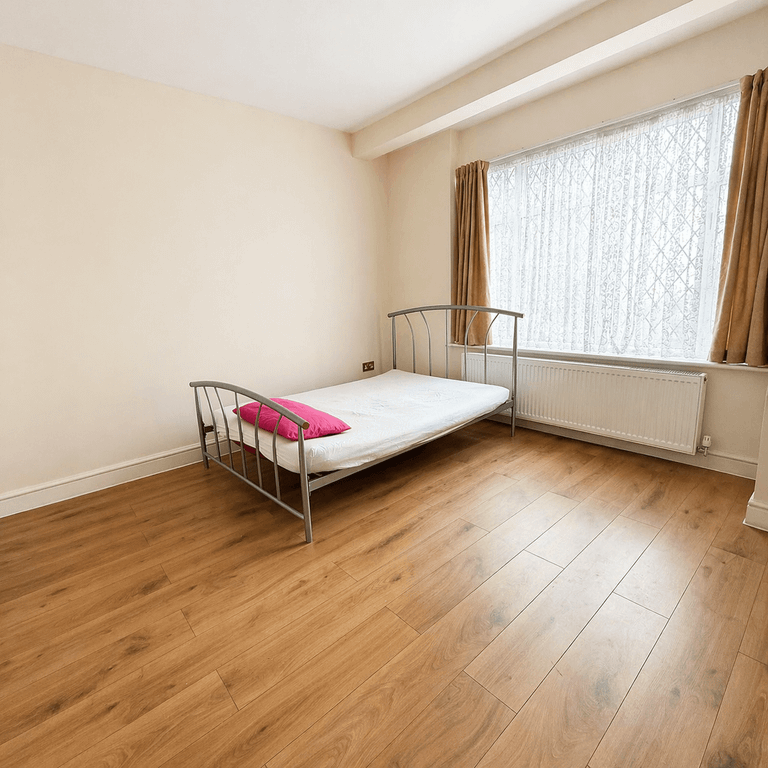 Property photo 2 of 11 Gf Room