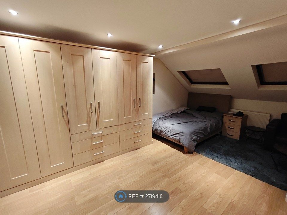 Property photo 1 of 8 Bed & Storage 1