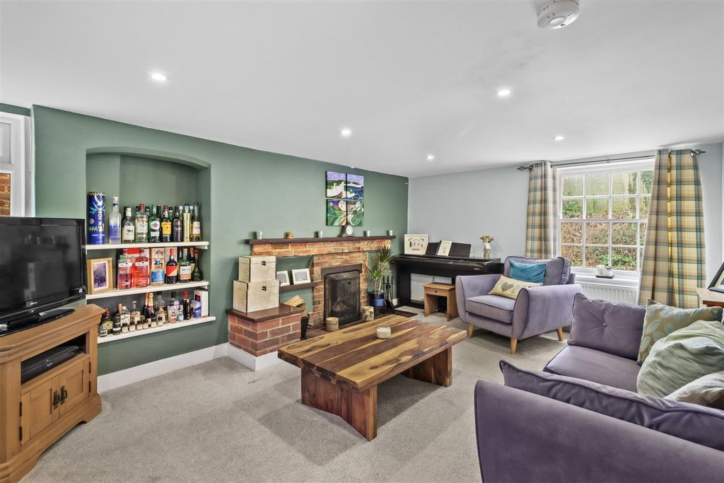 Property photo 2 of 28 Lounge
