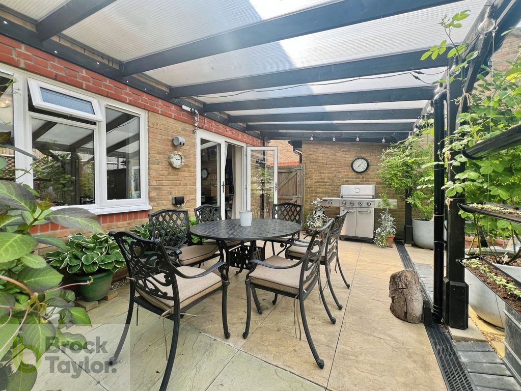 Property photo 3 of 25 Garden,