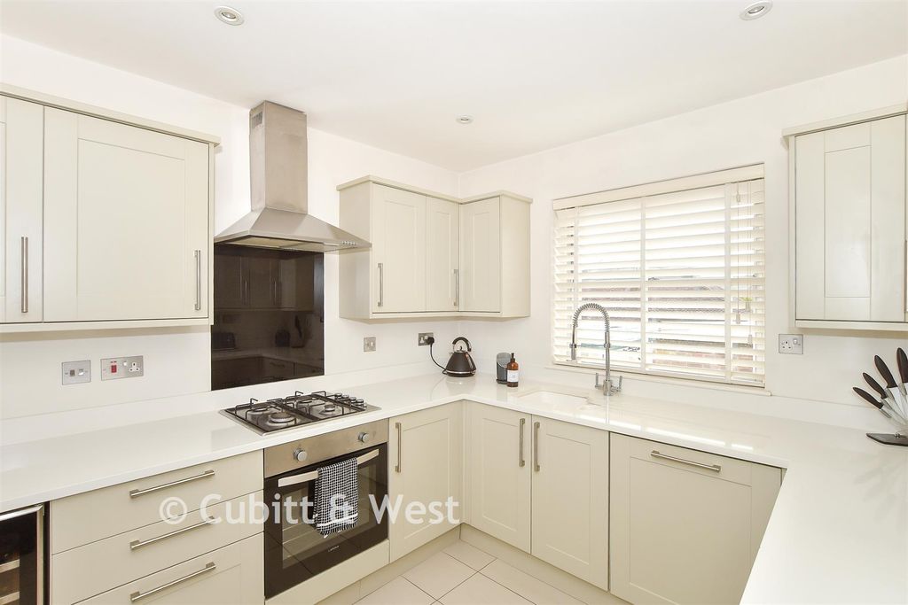 Property photo 2 of 12 Kitchen