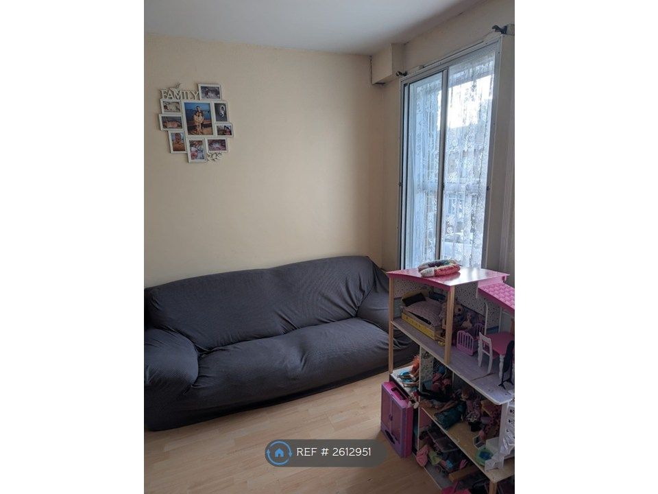 Property photo 1 of 5 Living Room