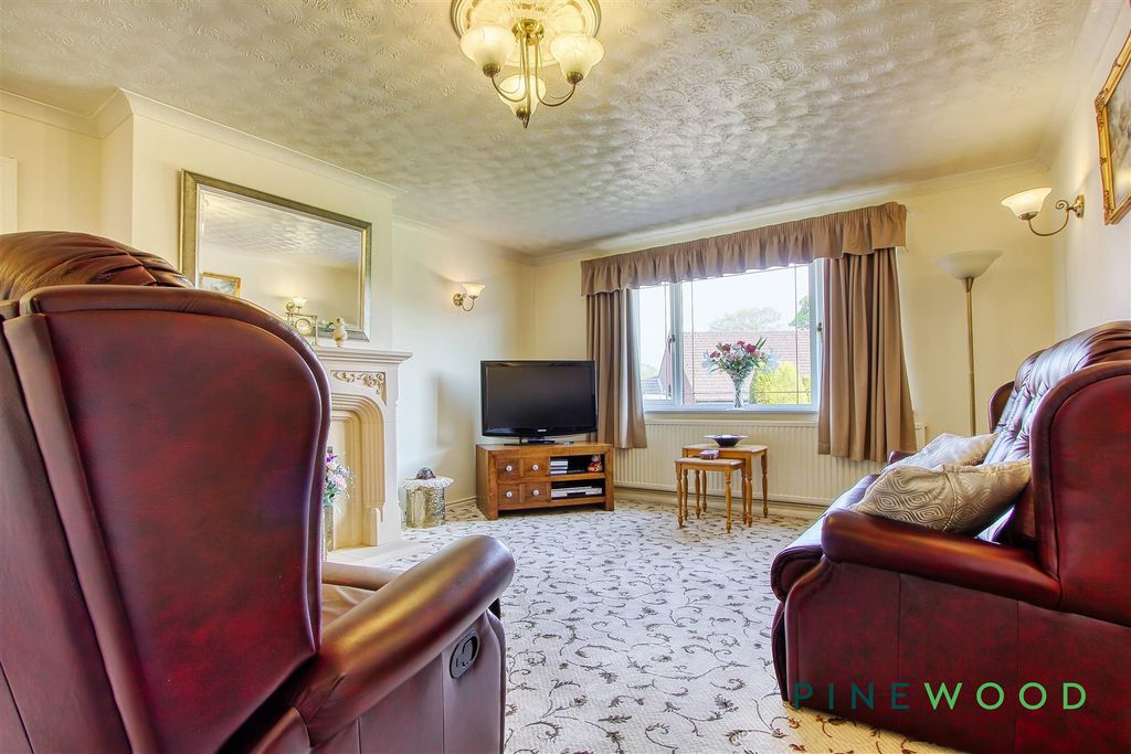 Property photo 3 of 53 Lounge