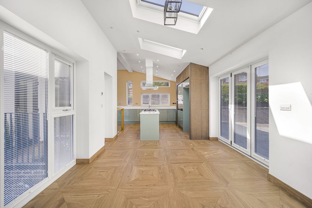 Property photo 3 of 33