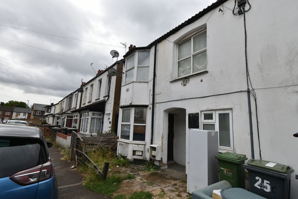 Property photo 1 of 7 Self-Contained Studio Â€“ Â£850 Pcm Â€“ Letchworth Rd, Luton Lu3