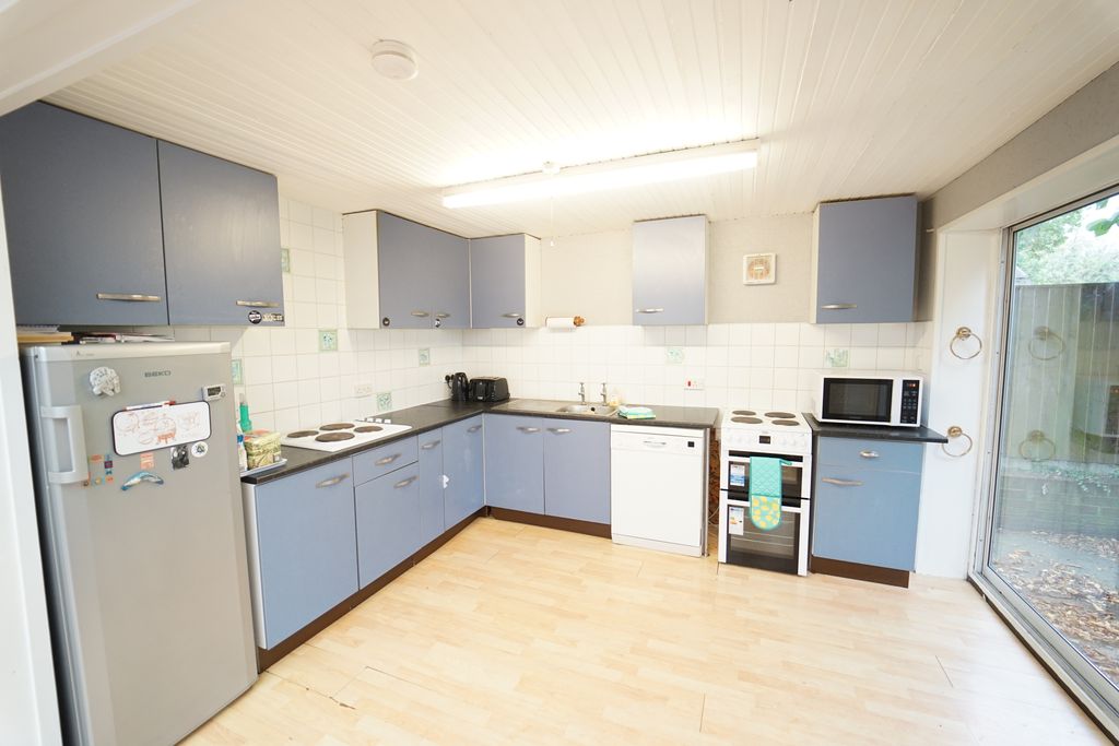 Property photo 2 of 10 Kitchen