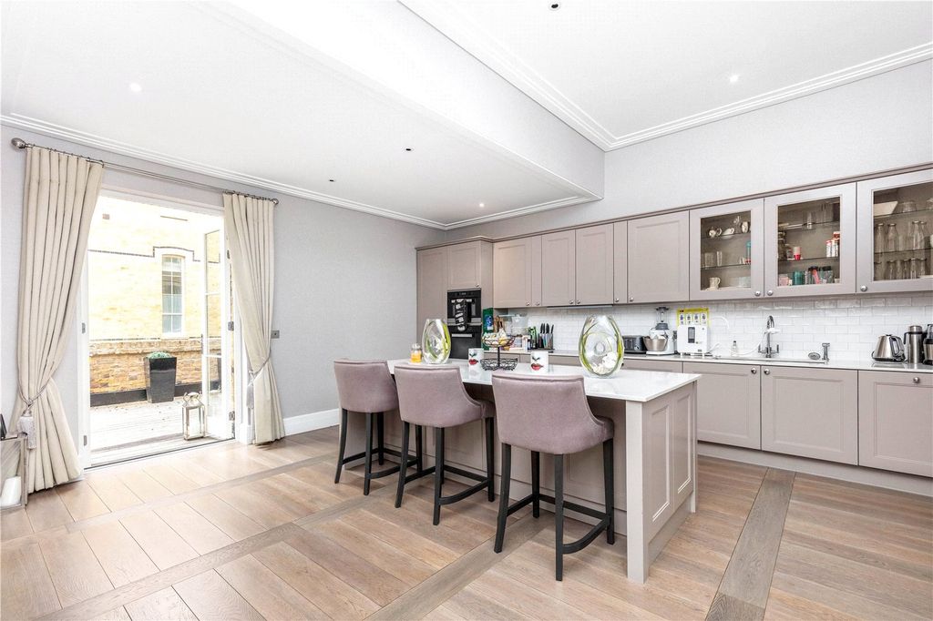 Property photo 3 of 18 Kitchen