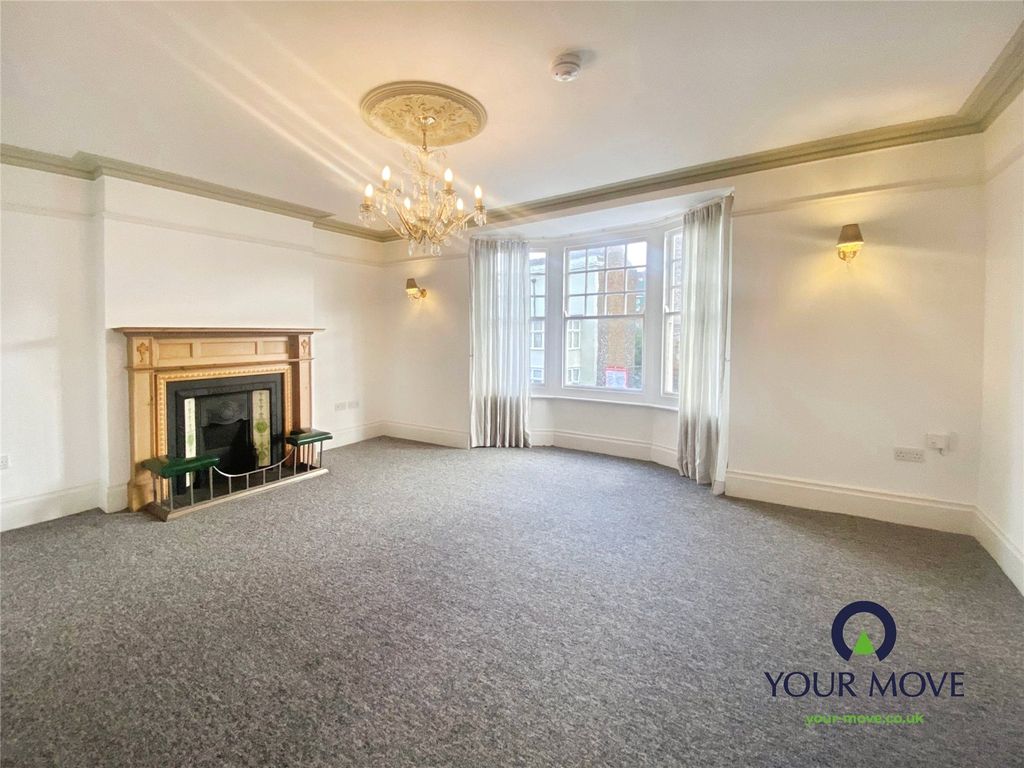 Property photo 2 of 11 Lounge