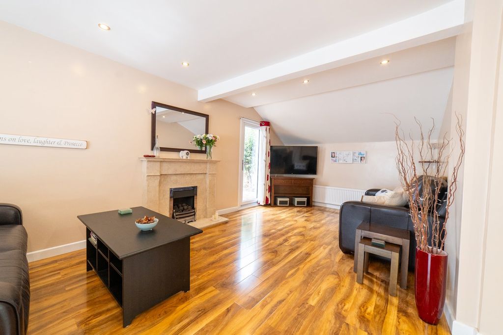 Property photo 2 of 20