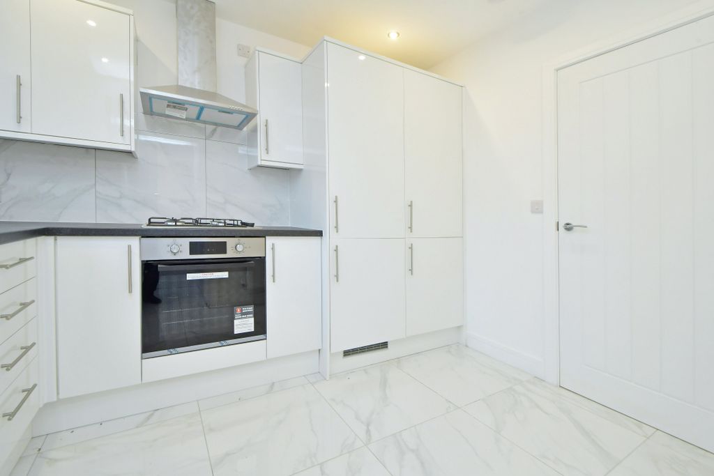 Property photo 3 of 19 Kitchen