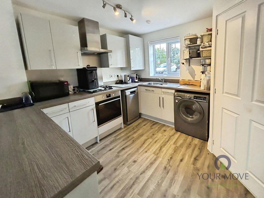 Property photo 3 of 11 Kitchen Area