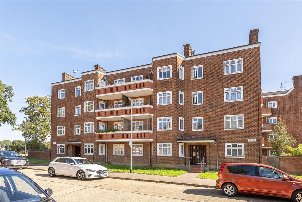 Property photo 2 of 21 Bradwell Close, E18