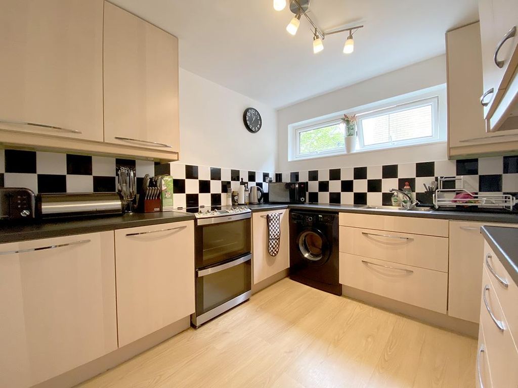 Property photo 3 of 8 Kitchen