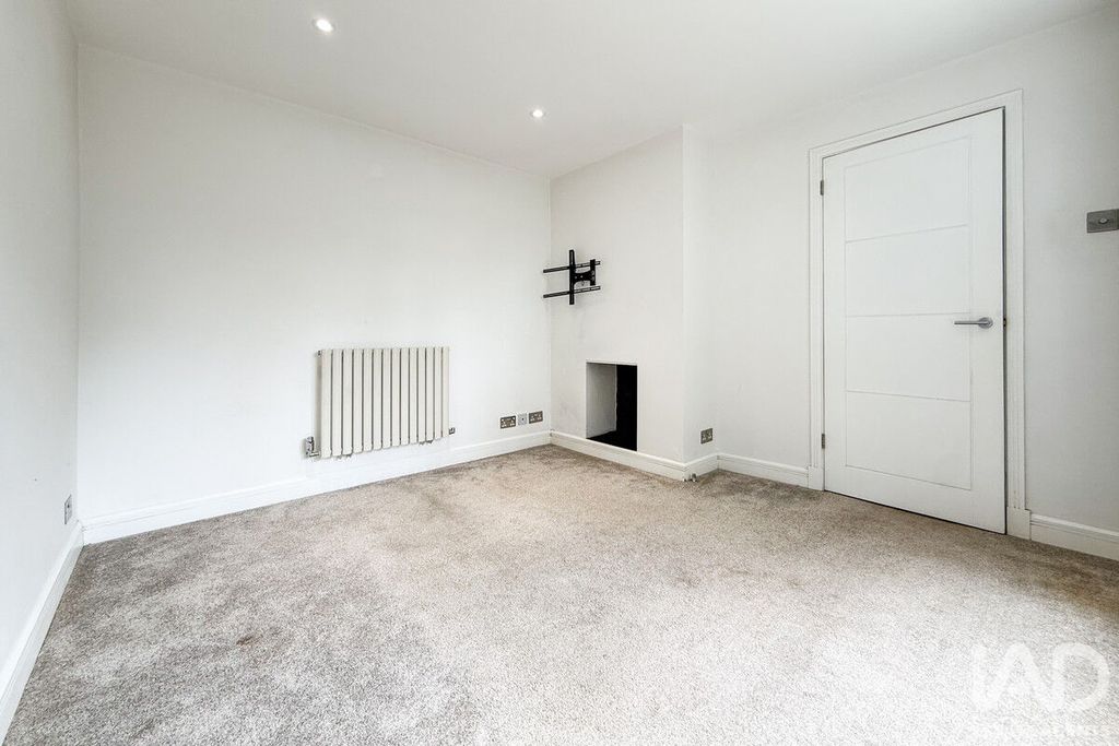 Property photo 2 of 21