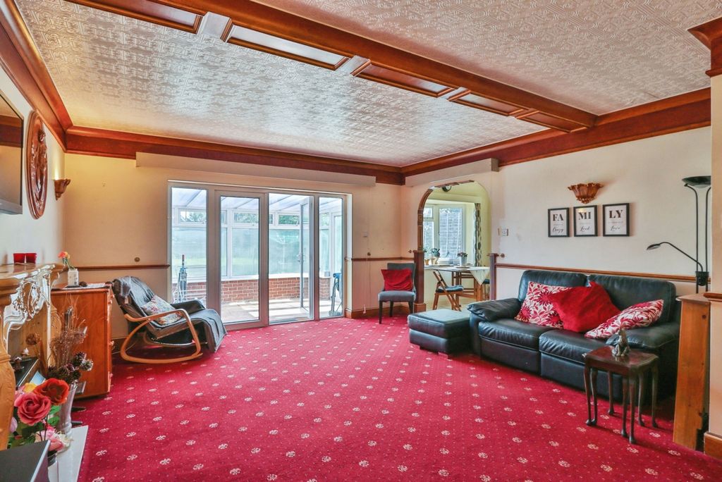 Property photo 2 of 17 Lounge