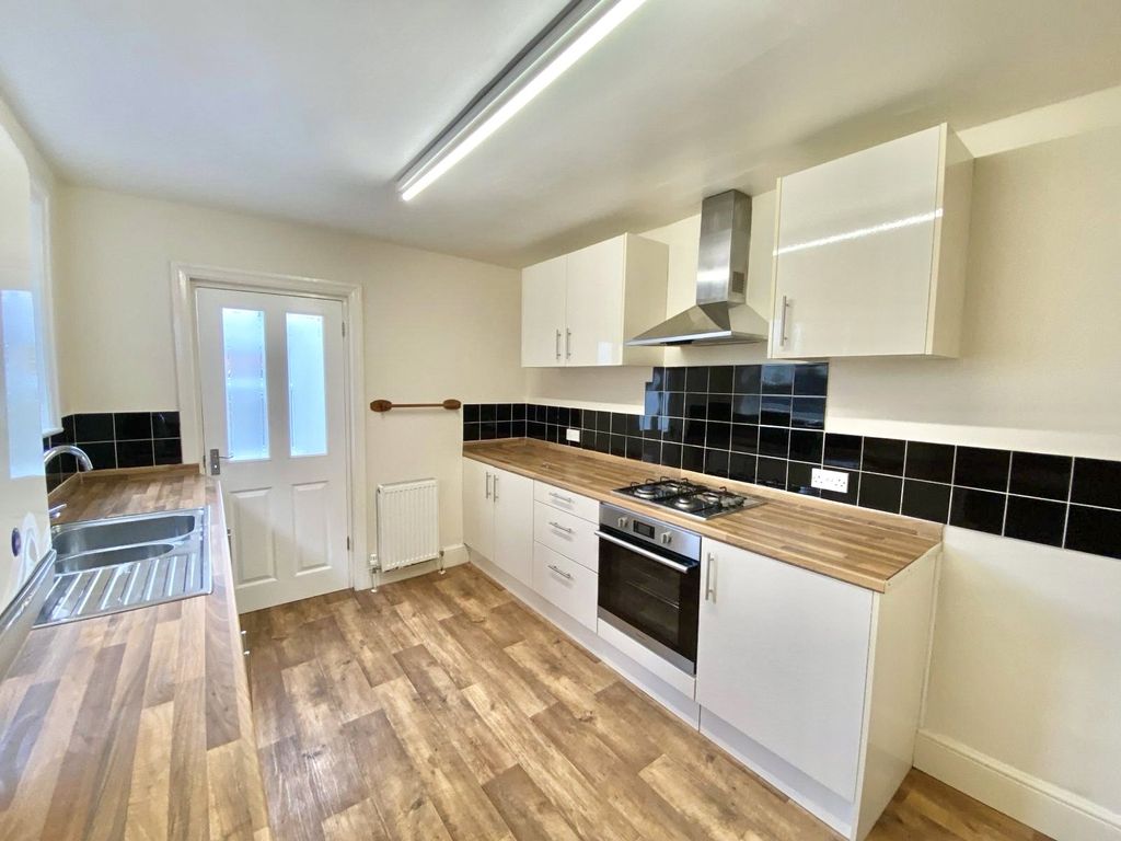 Property photo 3 of 9 Kitchen