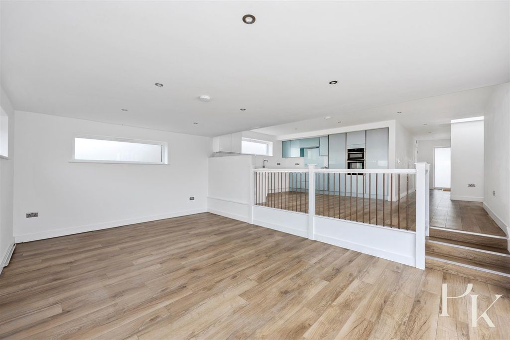 Property photo 2 of 33