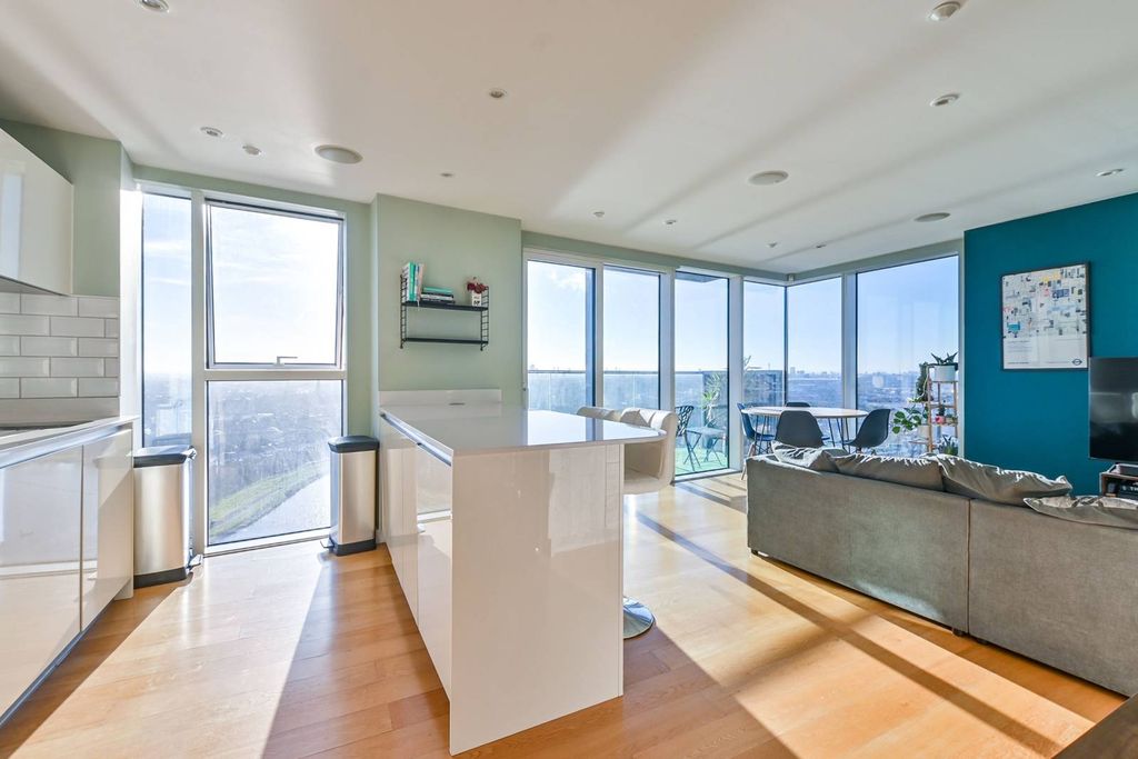 Property photo 2 of 23