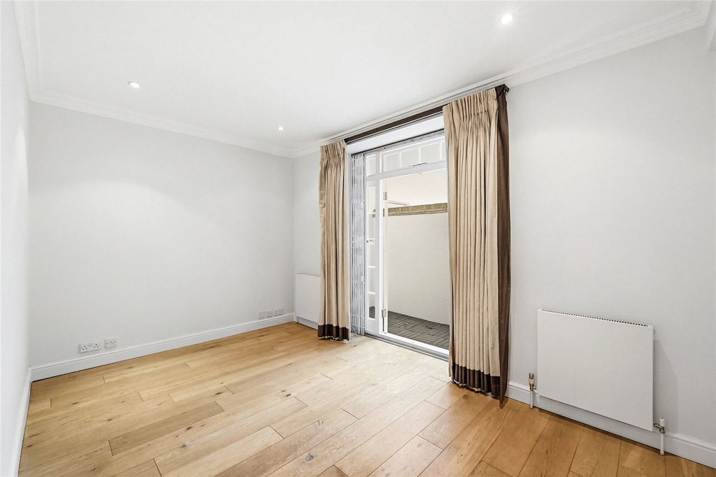 Property photo 3 of 10 Bedroom