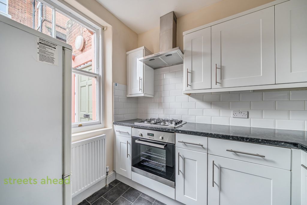 Property photo 2 of 17 7Ed9d080-0702-400...