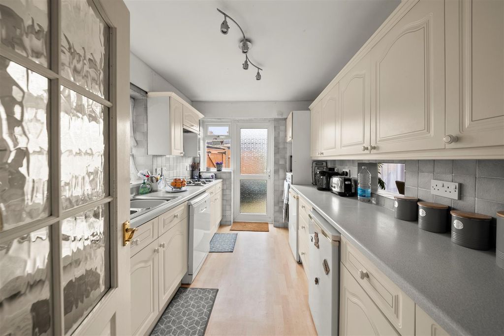 Property photo 3 of 18 Kitchen