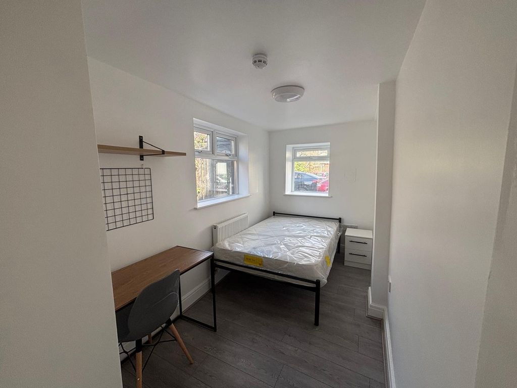 Property photo 1 of 9 Bright And Spacious Double Bedroom Featuring Large...