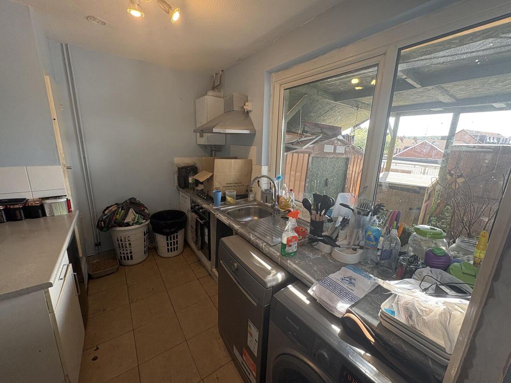 Property photo 3 of 10 Kitchen