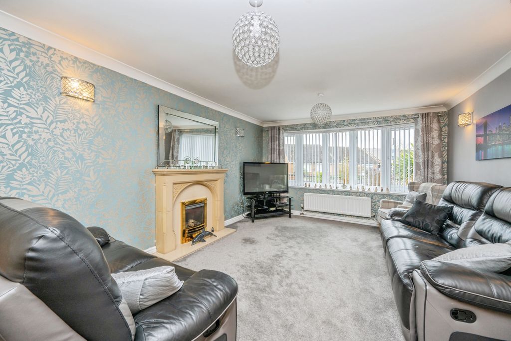 Property photo 3 of 20 Lounge