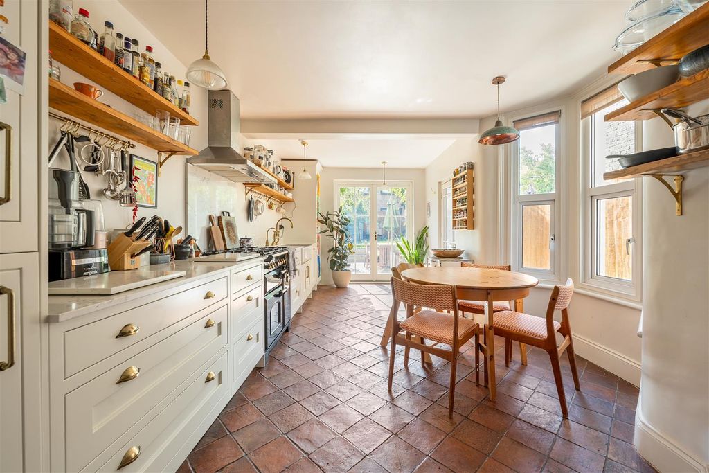 Property photo 3 of 26 Victoria Road E17