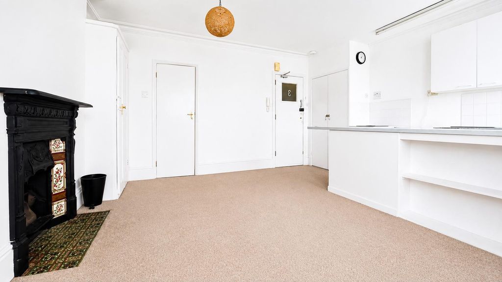Property photo 3 of 7 Studio Room