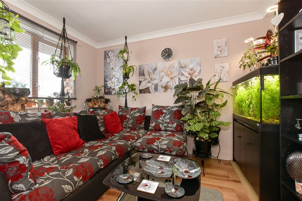 Property photo 1 of 13 Lounge