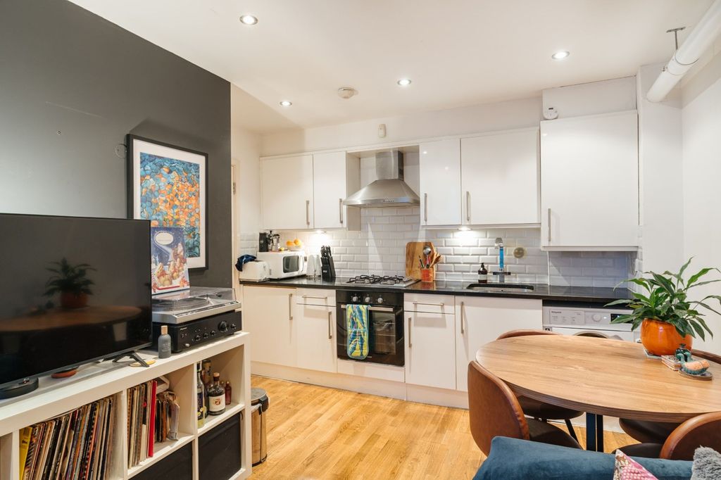 Property photo 3 of 9 Wadeson Street, E2