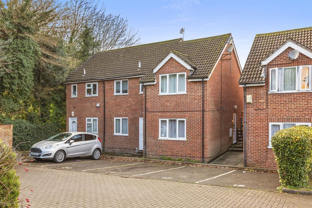 Property photo 1 of 14 20 Davies Court, Carrington Rd, Hp12 3Jf-15.Jpg