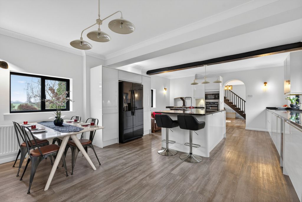 Property photo 3 of 33