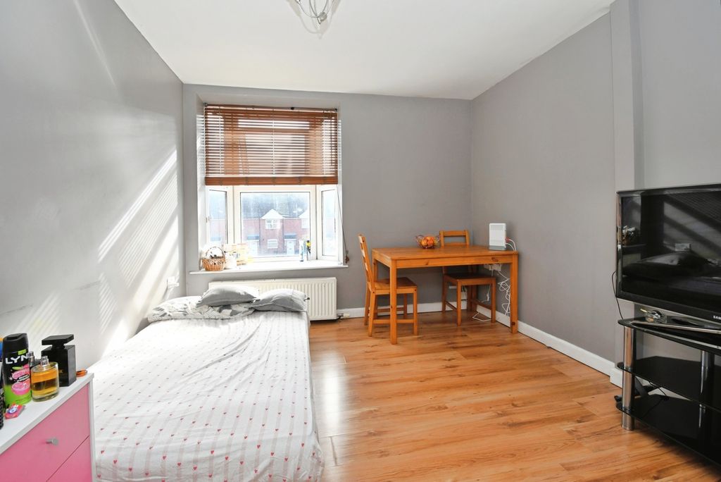 Property photo 3 of 10 Pbox-Img.Jpg