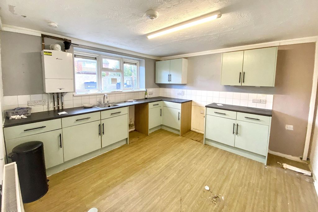 Property photo 3 of 12 Flat 2, Neeld Crescent, Chippenham, Wiltshire, Sn14 0Ht