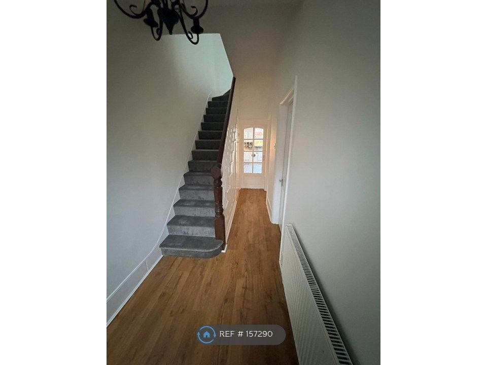 Property photo 2 of 14 Hall Way