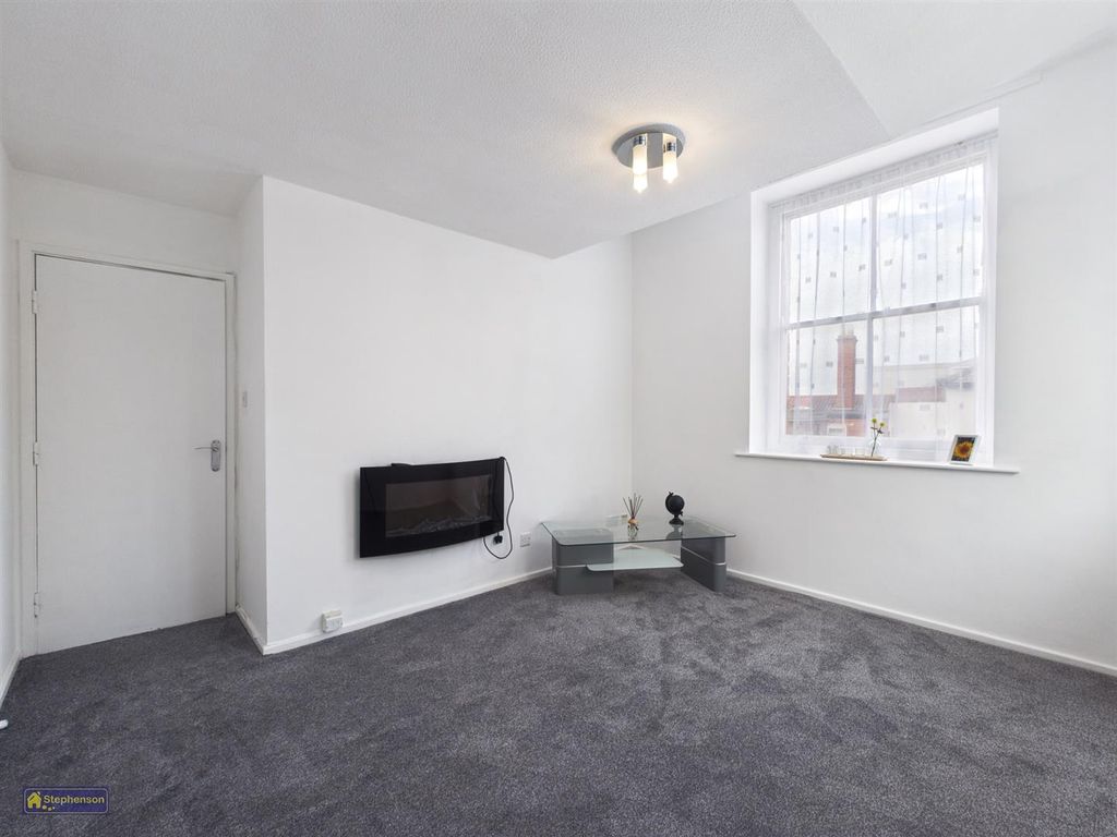 Property photo 3 of 11 Living Room