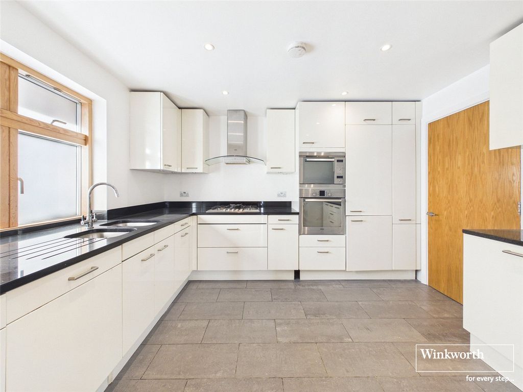 Property photo 3 of 11 Seperate Kitchen